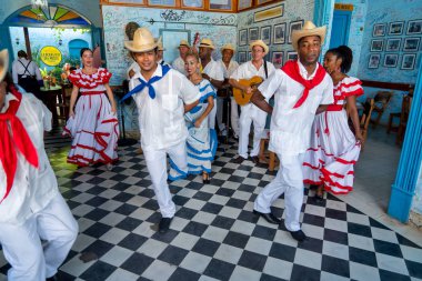 Dansçılar ve müzisyenler Küba halk dansları gerçekleştirmek