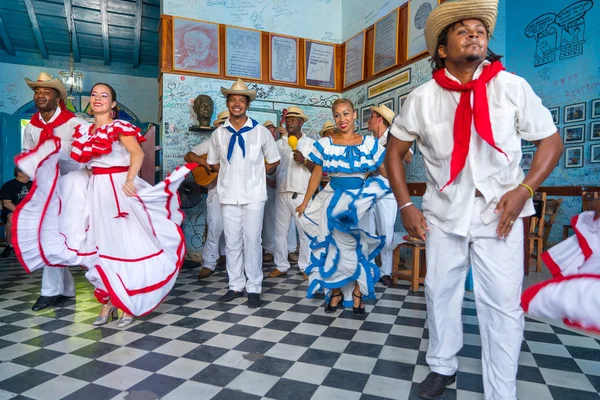 ダンサーやミュージシャンを実行キューバのフォーク ダンス — ストック写真