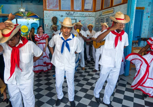 Tancerze i muzycy wykonują kubańskiego tańca Ludowego — Zdjęcie stockowe