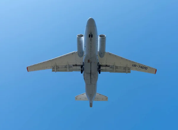 Antonov An-72 transportflygplan landning — Stockfoto