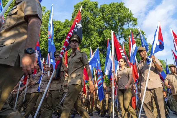 Menschen marschieren mit Fahnen am Maifeiertag in Havanna — Stockfoto