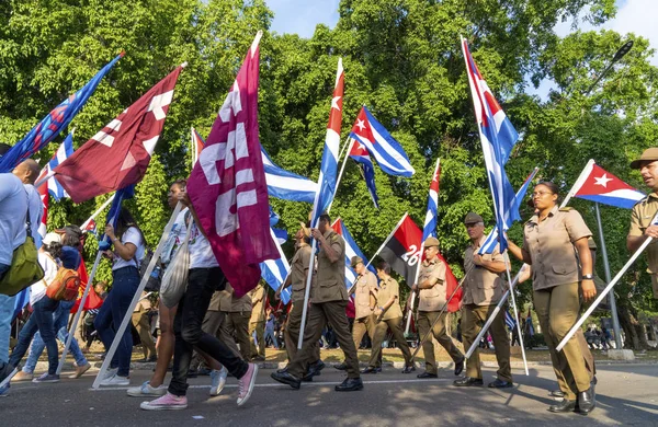 Lidi s vlajkami během první máj v Havaně — Stock fotografie