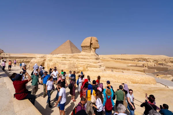 Turisták és a nagy Szfinx — Stock Fotó