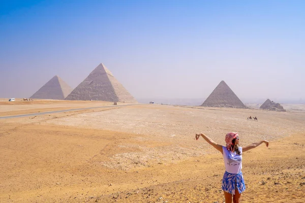 Ung kvinna att ta foton med pyramiderna i Giza Visa — Stockfoto