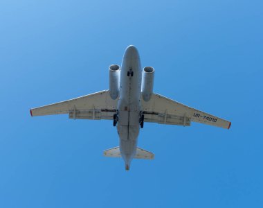 Antonov An-72 nakliye uçağı iniş 
