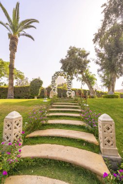 Çiçek kemer selfie Cheops pyrami ile spot olarak