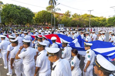 Havana'da Mayıs gündüz bayraklarıyla yürüyen insanlar