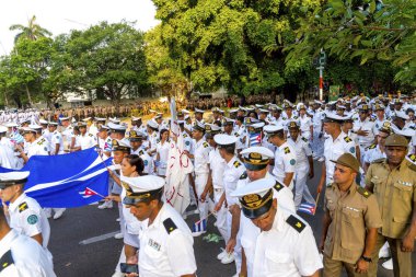 Havana'da Mayıs gündüz bayraklarıyla yürüyen insanlar