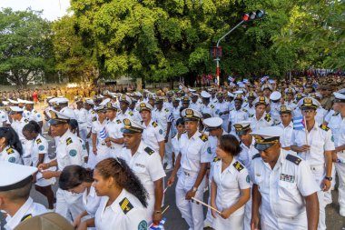 Havana'da Mayıs gündüz bayraklarıyla yürüyen insanlar