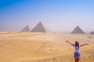 Genç kadın Giza Pyramids View çekim