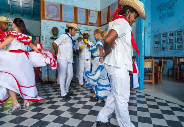 ダンサーやミュージシャンを実行キューバのフォーク ダンス — ストック写真
