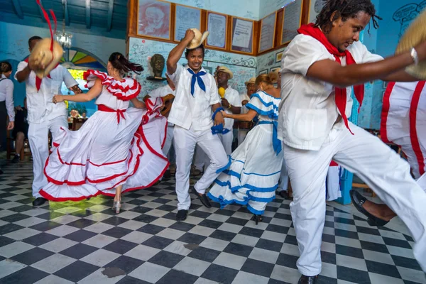 Tancerze i muzycy wykonują kubańskiego tańca Ludowego — Zdjęcie stockowe