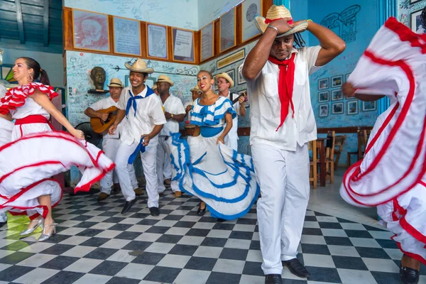 Bailarines y músicos realizan danza folclórica cubana — Foto de Stock