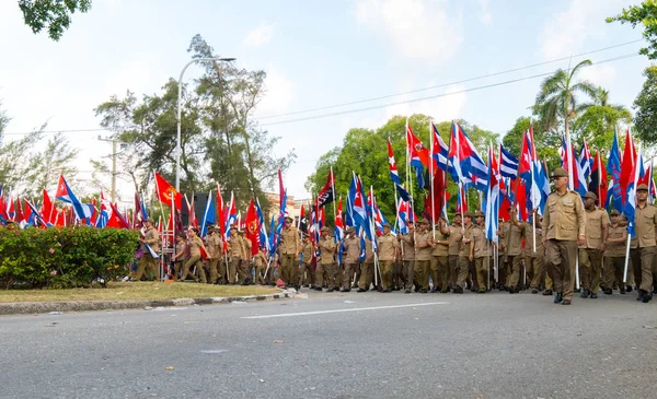 People marching with flags during May day in Havana — Stock Photo, Image