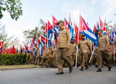 Havana'da Mayıs gündüz bayraklarıyla yürüyen insanlar