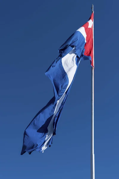 Vlající vlajka Kuby a modrá obloha — Stock fotografie