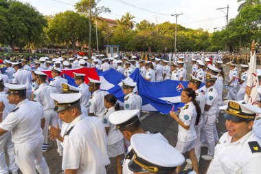 Havana'da Mayıs gündüz bayraklarıyla yürüyen insanlar