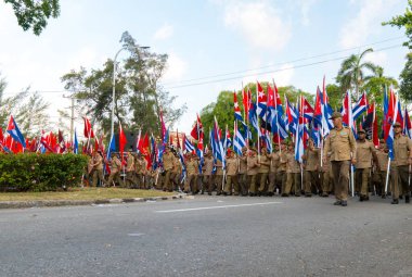 Havana'da Mayıs gündüz bayraklarıyla yürüyen insanlar