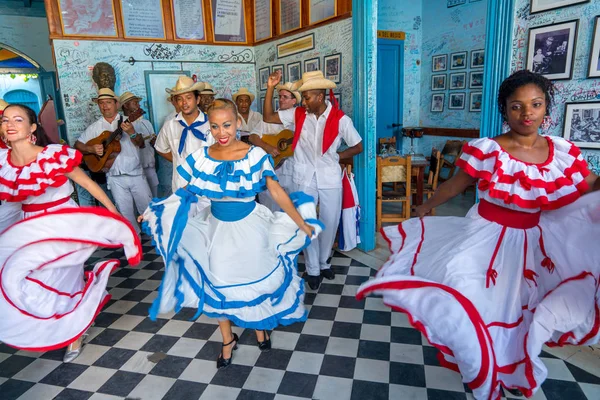 Táncosok és zenészek elvégzi kubai néptánc — Stock Fotó