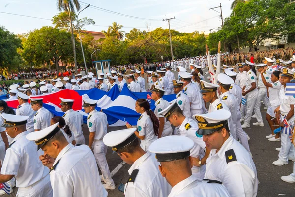 Havana'da Mayıs gündüz bayraklarıyla yürüyen insanlar — Stok fotoğraf