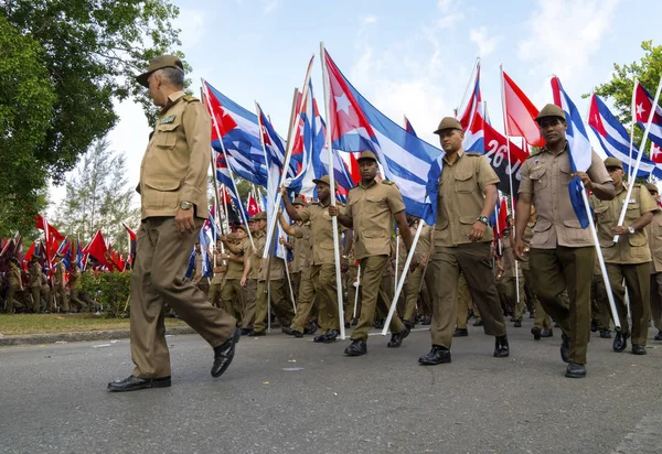 Lidi s vlajkami během první máj v Havaně — Stock fotografie