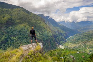 Himalayalar 'da tepenin tepesinde duran adam