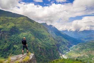 Himalayalar 'da tepenin tepesinde duran adam