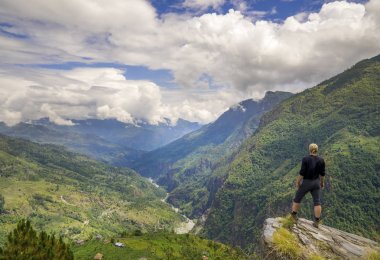 Himalayalar 'da tepenin tepesinde duran adam