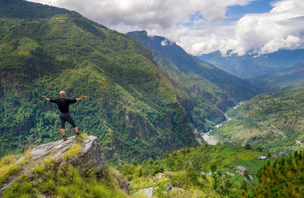 Muž stojící na kopci v Himaláji — Stock fotografie