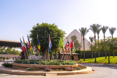 Birçok ülke ve Cheops Piramidi bayrakları 