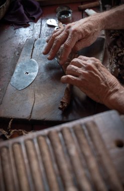 Küba'da torcedor ile puro haddeleme veya yapma