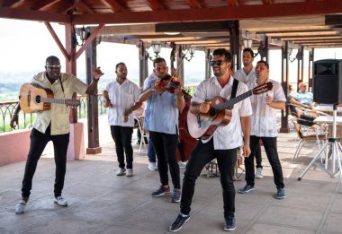 Müzisyen grup turistler için performans 