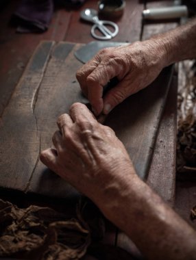 Küba'da torcedor ile puro haddeleme veya yapma