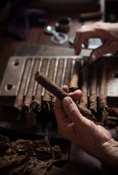 Cigarr rullande eller tillverkning av torcedor på Kuba — Stockfoto