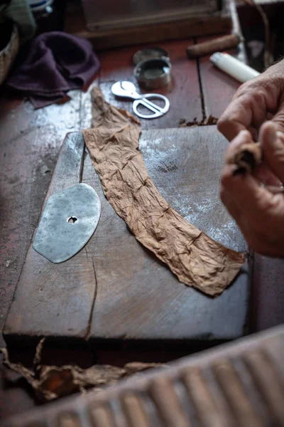 Laminación o fabricación de cigarros por torcedor en cuba —  Fotos de Stock