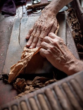 Küba'da torcedor ile puro haddeleme veya yapma
