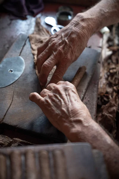 Πούρα που κυλώντας ή φτιάχνοντας με τορσένεια στην Κούβα — Φωτογραφία Αρχείου