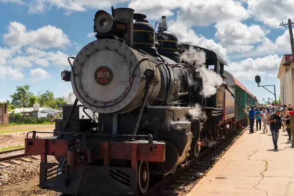 Old steam train for tourists ariive at the station — Stock Photo, Image