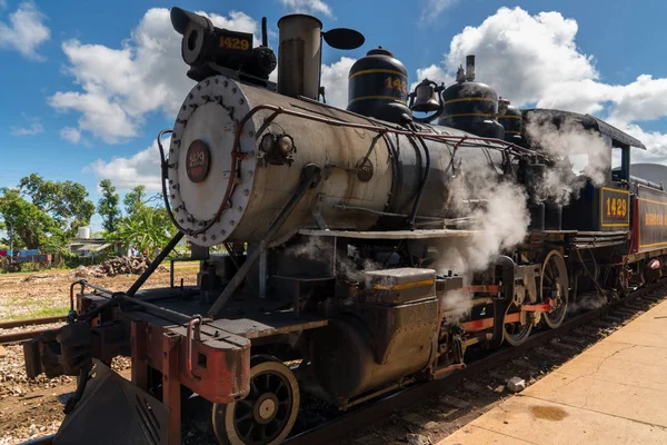 İstasyonda ariive turistler için eski buharlı tren — Stok fotoğraf
