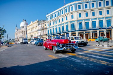 Havana Küba 'da turistler ile taksi olarak Retro araba
