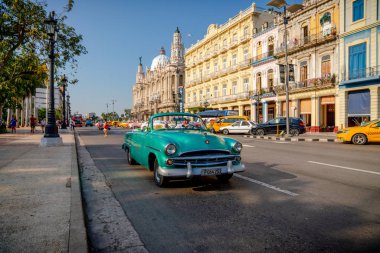 Havana Küba 'da turistler ile taksi olarak Retro araba
