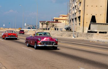 Havana Küba 'da turistler ile Retro taksi arabası