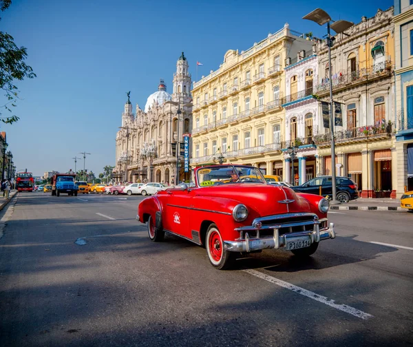 Carro retro como táxi com turistas em Havana Cuba — Fotografia de Stock