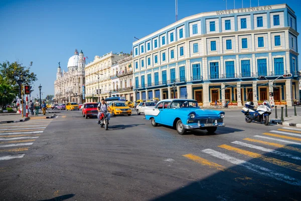 Havana Küba 'da turistler ile taksi olarak Retro araba — Stok fotoğraf