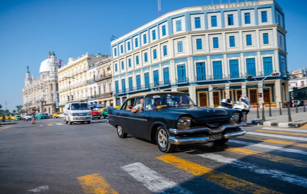 Carro retro como táxi com turistas em Havana Cuba — Fotografia de Stock