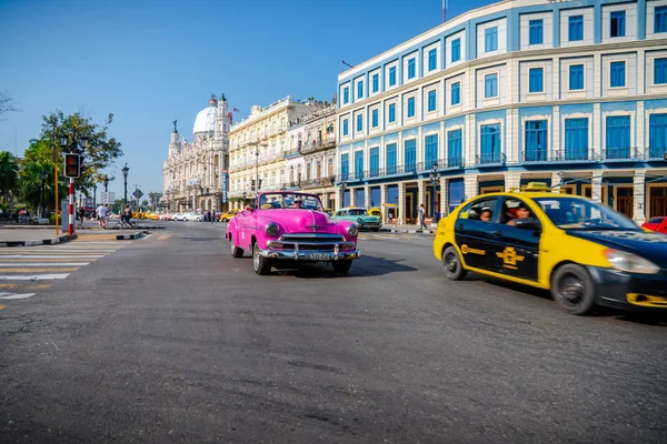 Retro bil som taxi med turister i Havanna Kuba — Stockfoto