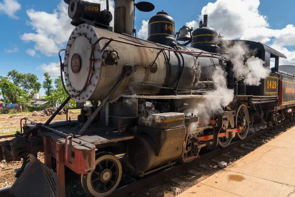 Velho trem a vapor para turistas surgido na estação — Fotografia de Stock