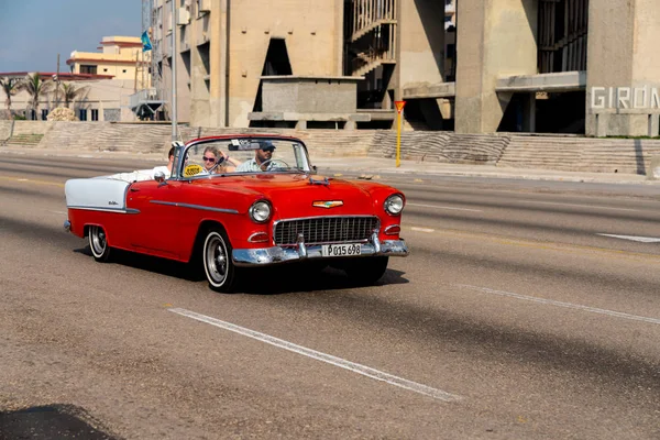 Retro taxi autóval a turisták Havannában Kuba — Stock Fotó