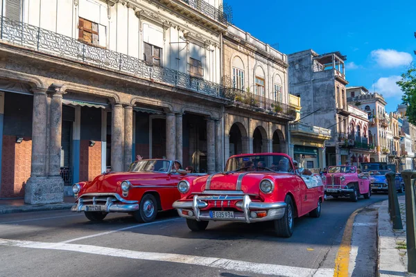 Ρετρό αυτοκίνητο ως ταξί με τους τουρίστες στην Αβάνα Κούβα — Φωτογραφία Αρχείου