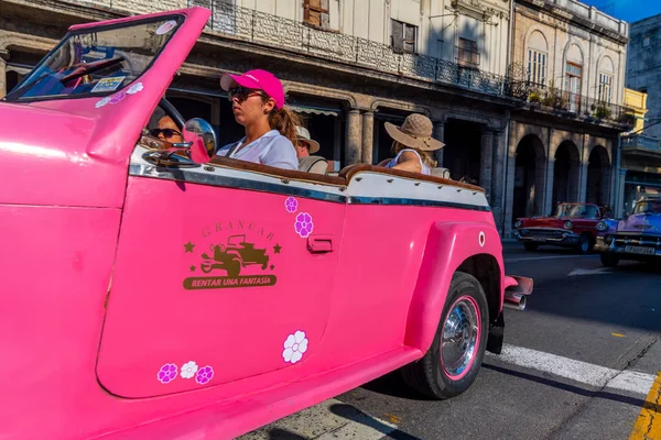 Coche retro como taxi con turistas en La Habana Cuba —  Fotos de Stock